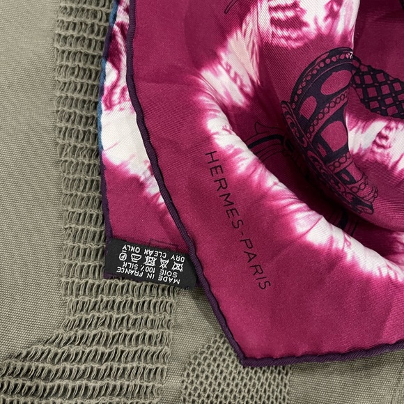 Hermès 100x100 silk scarf with tie dye detail. - Picture 4 of 5